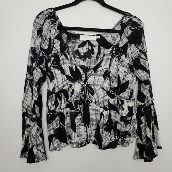 ASTR The Label Womens Top Size M V-Neck Bell Sleeve Tiered Black White - Picture 1 of 9